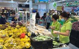 Hà Nội: Hàng hóa dồi dào, thực phẩm rau xanh giảm giá ở siêu thị